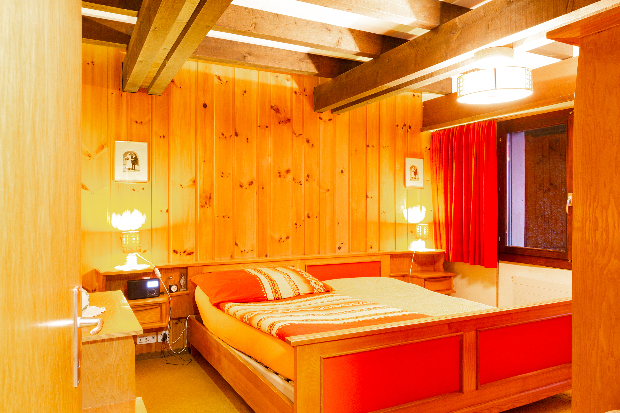 Gemütliches Holzschlafzimmer