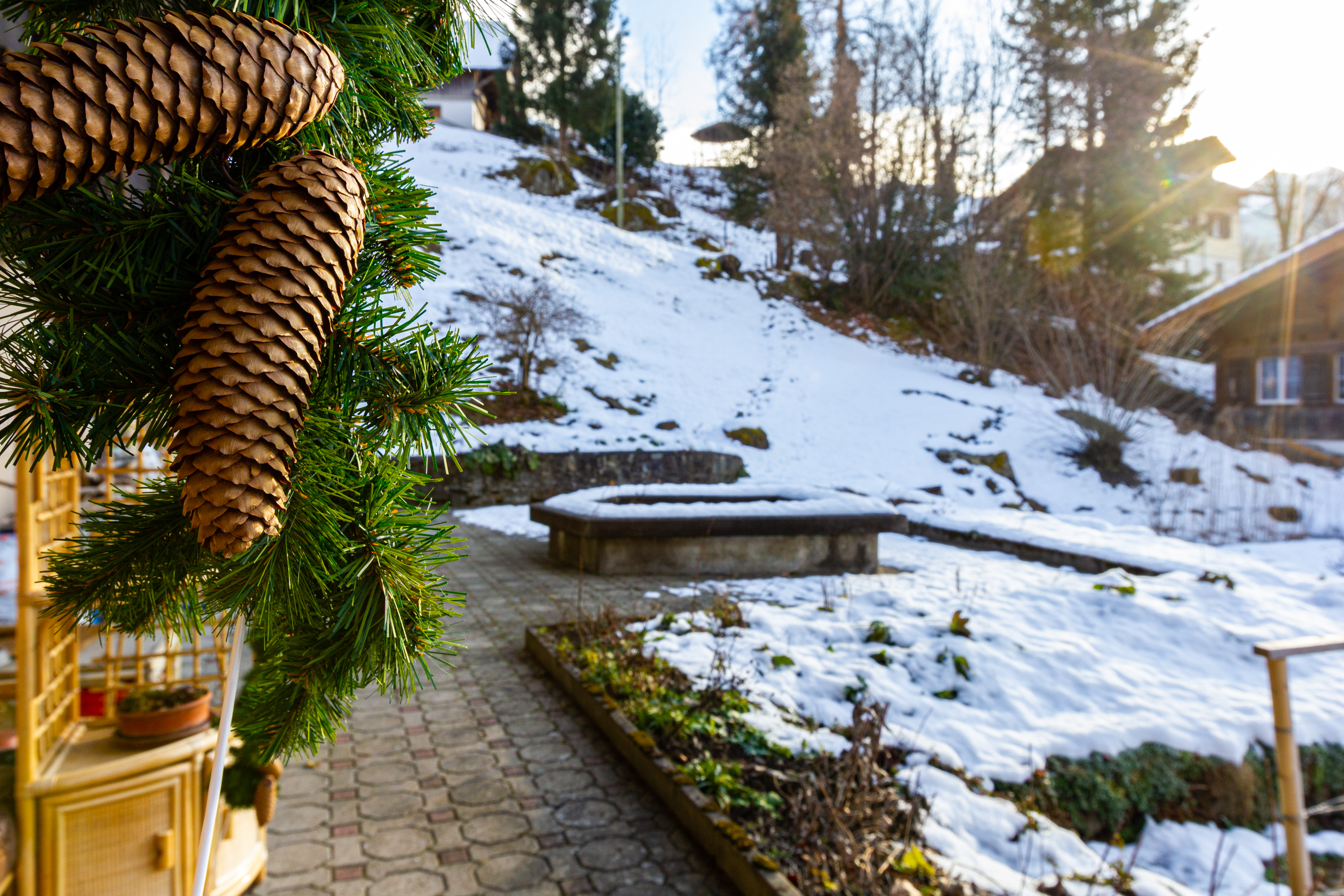 Winterlicher Außenbereich mit Terrasse und Schneelage