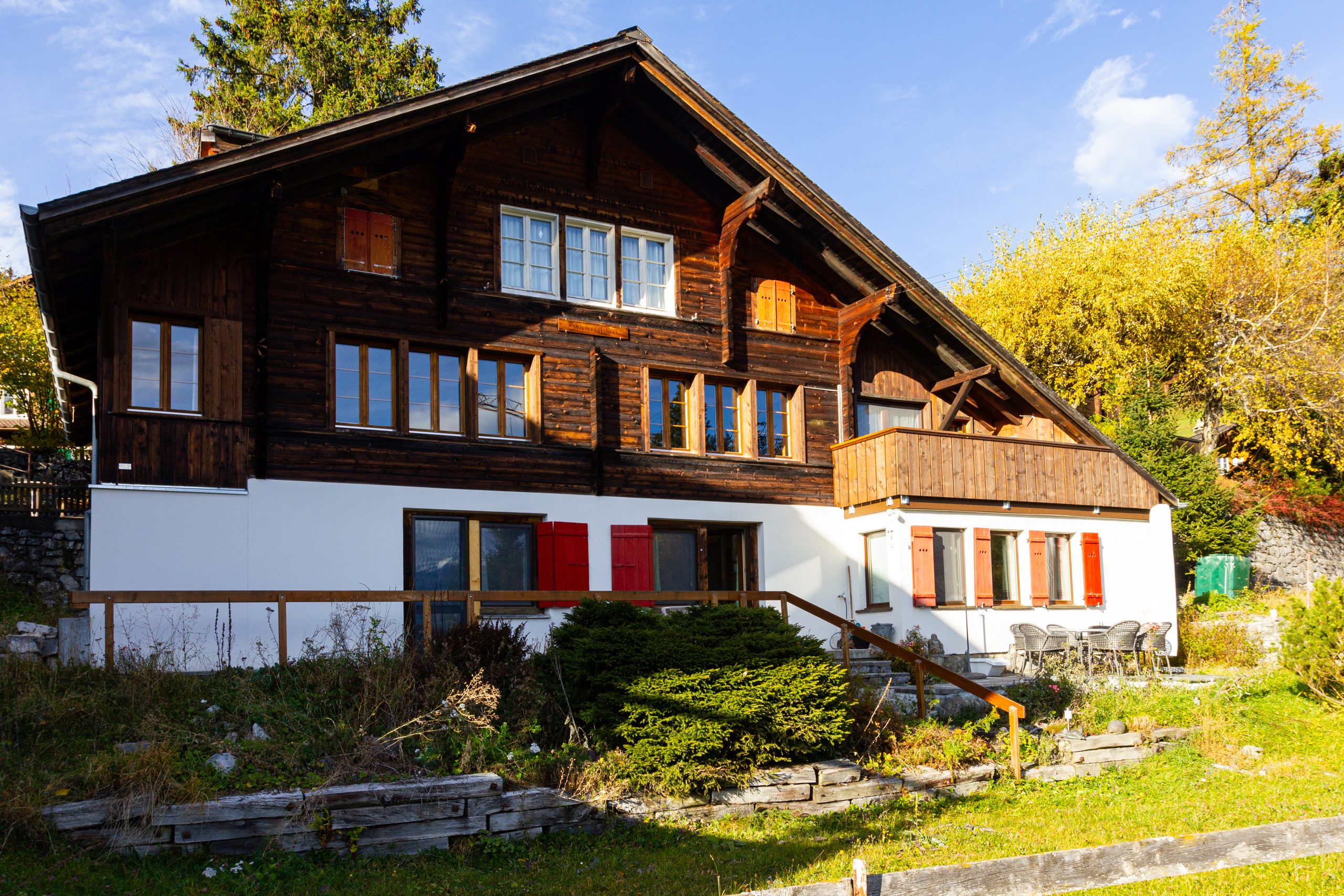 Alpines Holzhaus mit Balkon