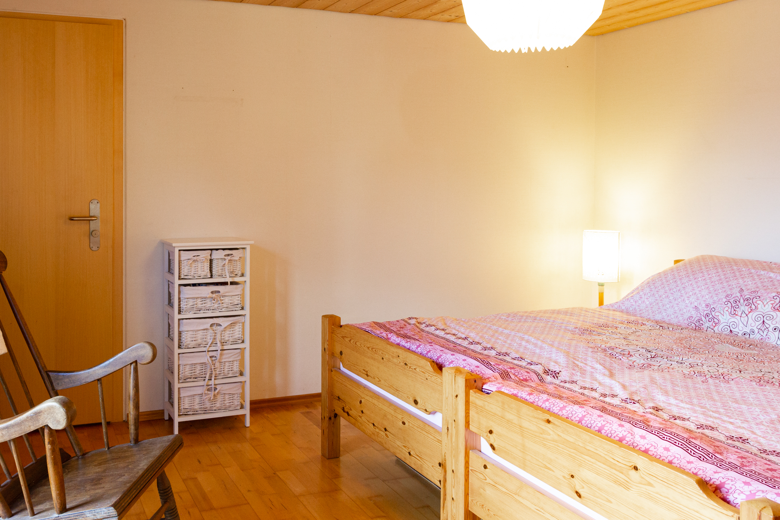 Schlafzimmer mit Holzmöbeln