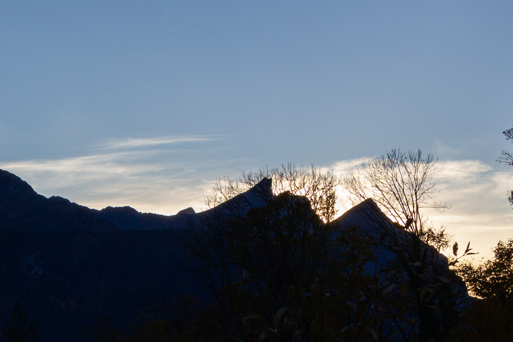 Bergsilhouette bei Sonnenuntergang
