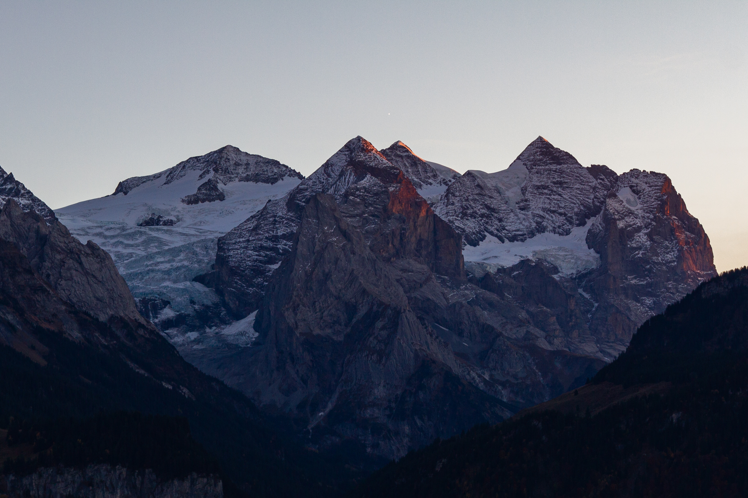Bergpanorama mit verschneiten Gipfeln