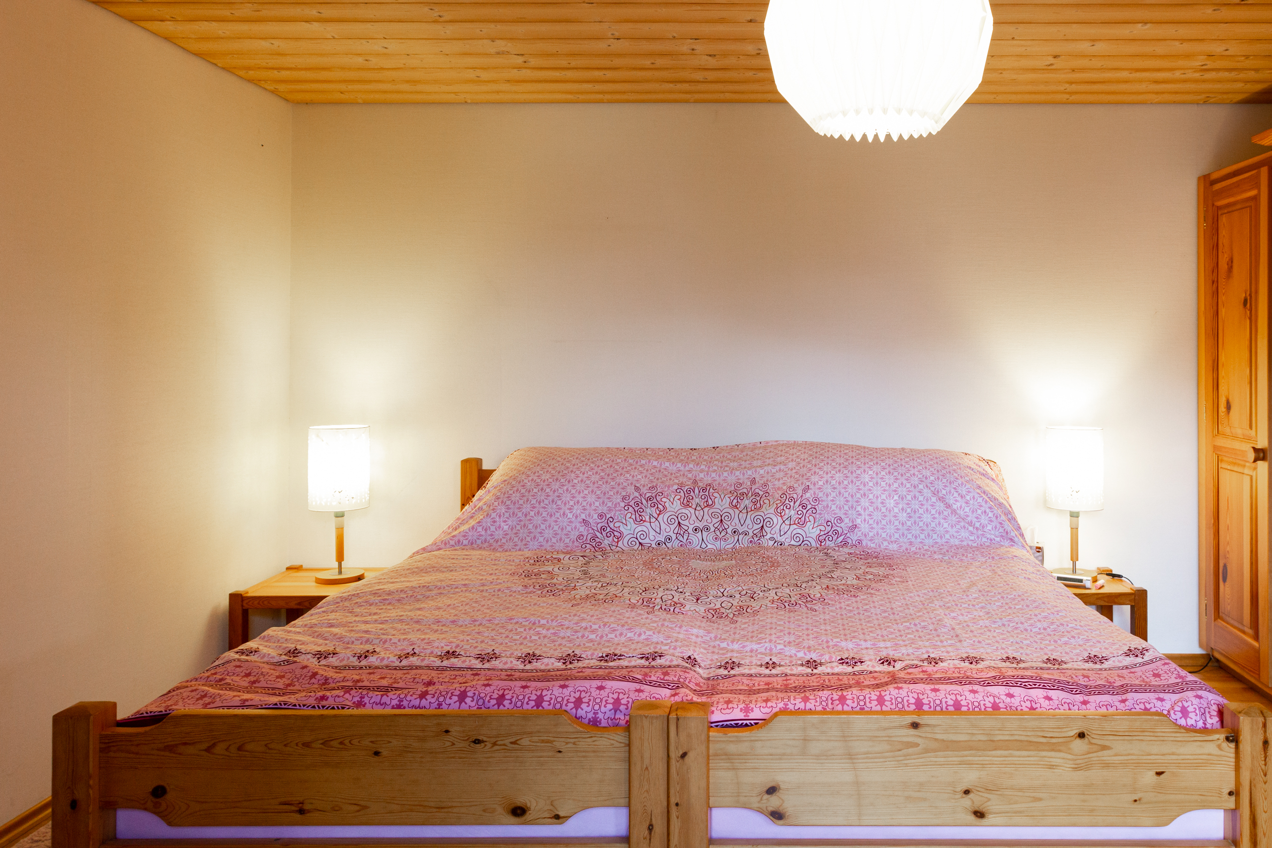 Gemütliches Schlafzimmer mit Holzdetails