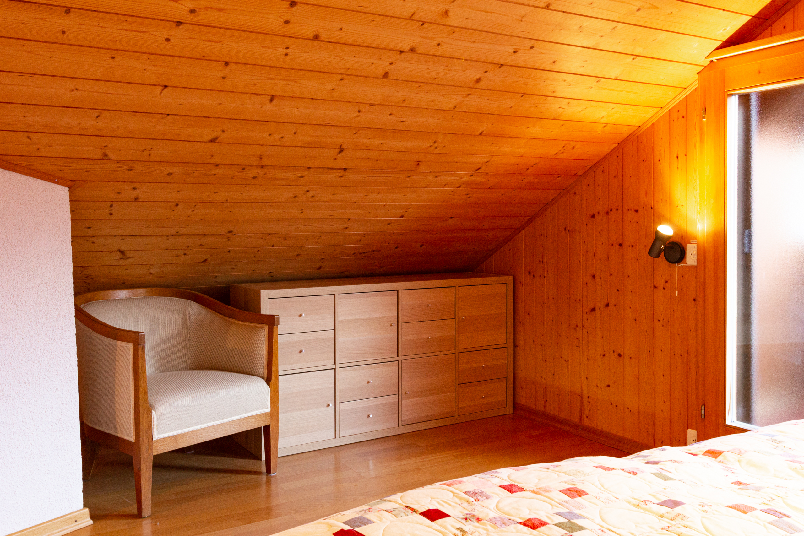 Dachgeschoss-Schlafzimmer mit Holzverkleidung