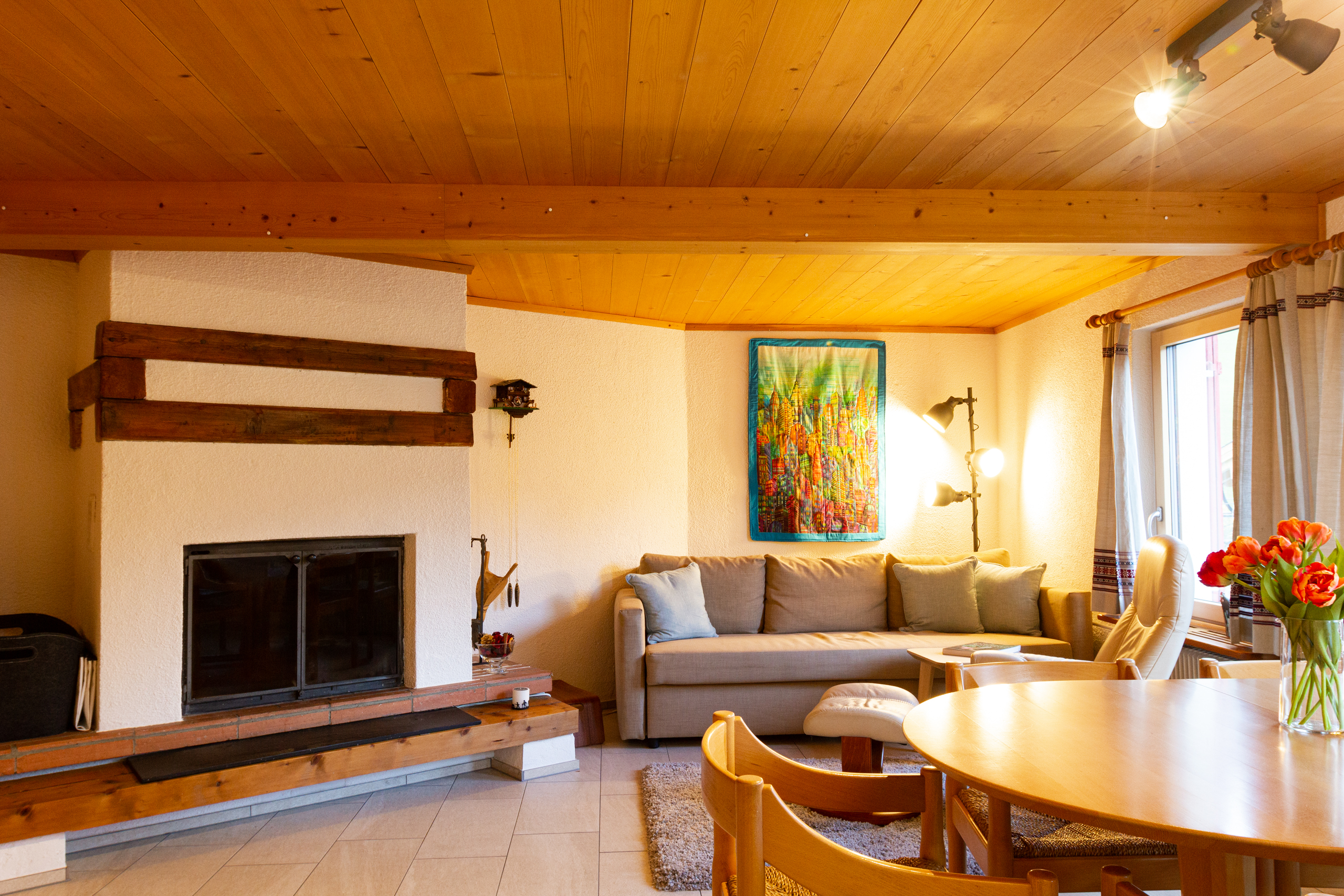 Gemütliches Wohnzimmer mit Kamin und Holzdecke