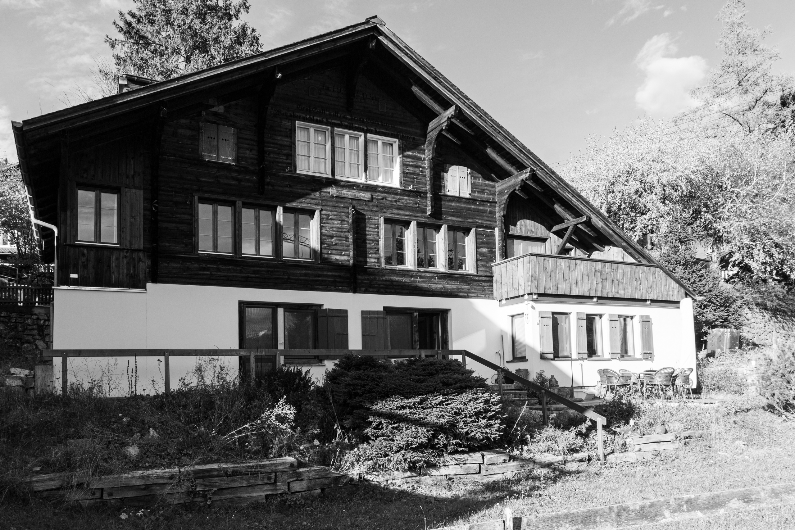 Alpines Holzhaus mit Balkon