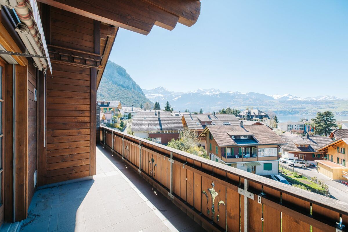 Balkon mit Berg- und Seeblick