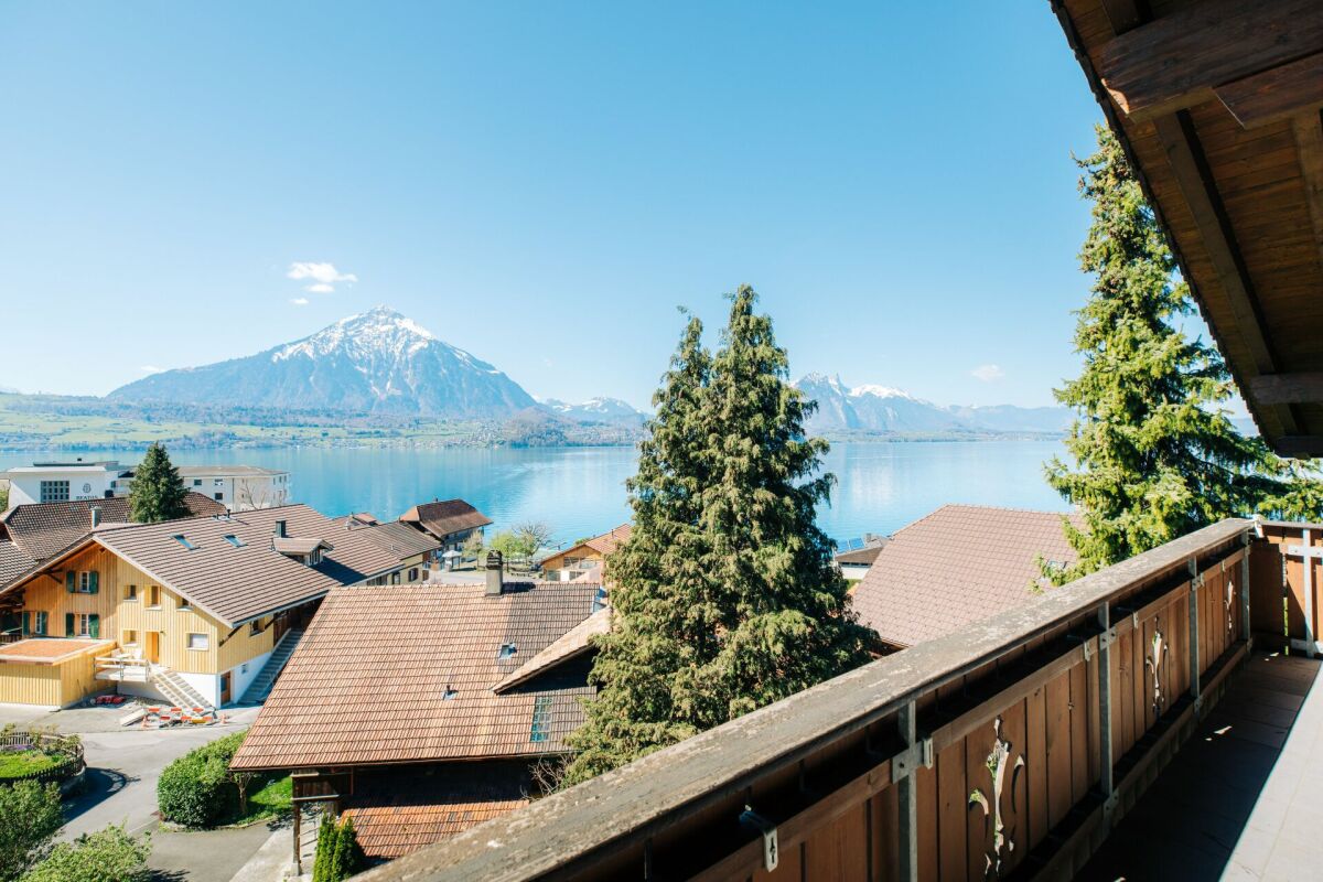 Balkon mit Seeblick und Bergpanorama