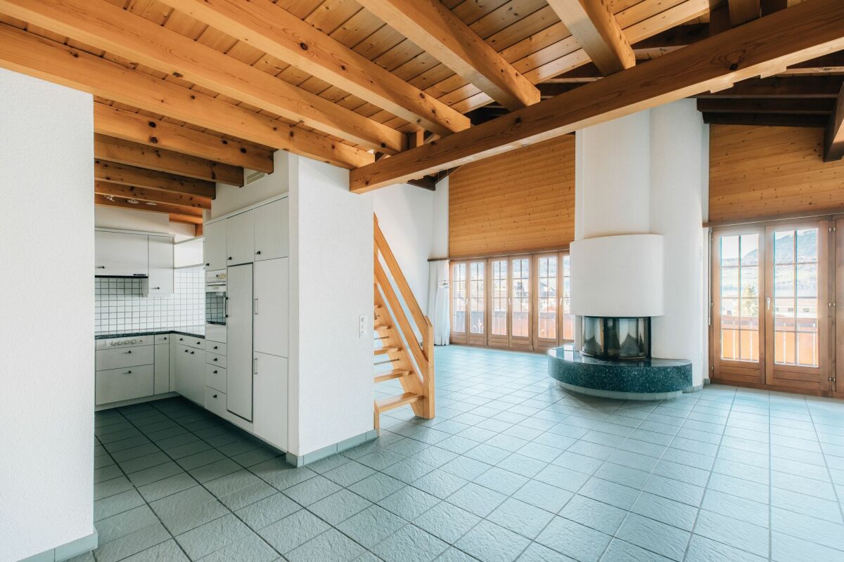 Großer Wohnbereich mit offener Küche und Kamin