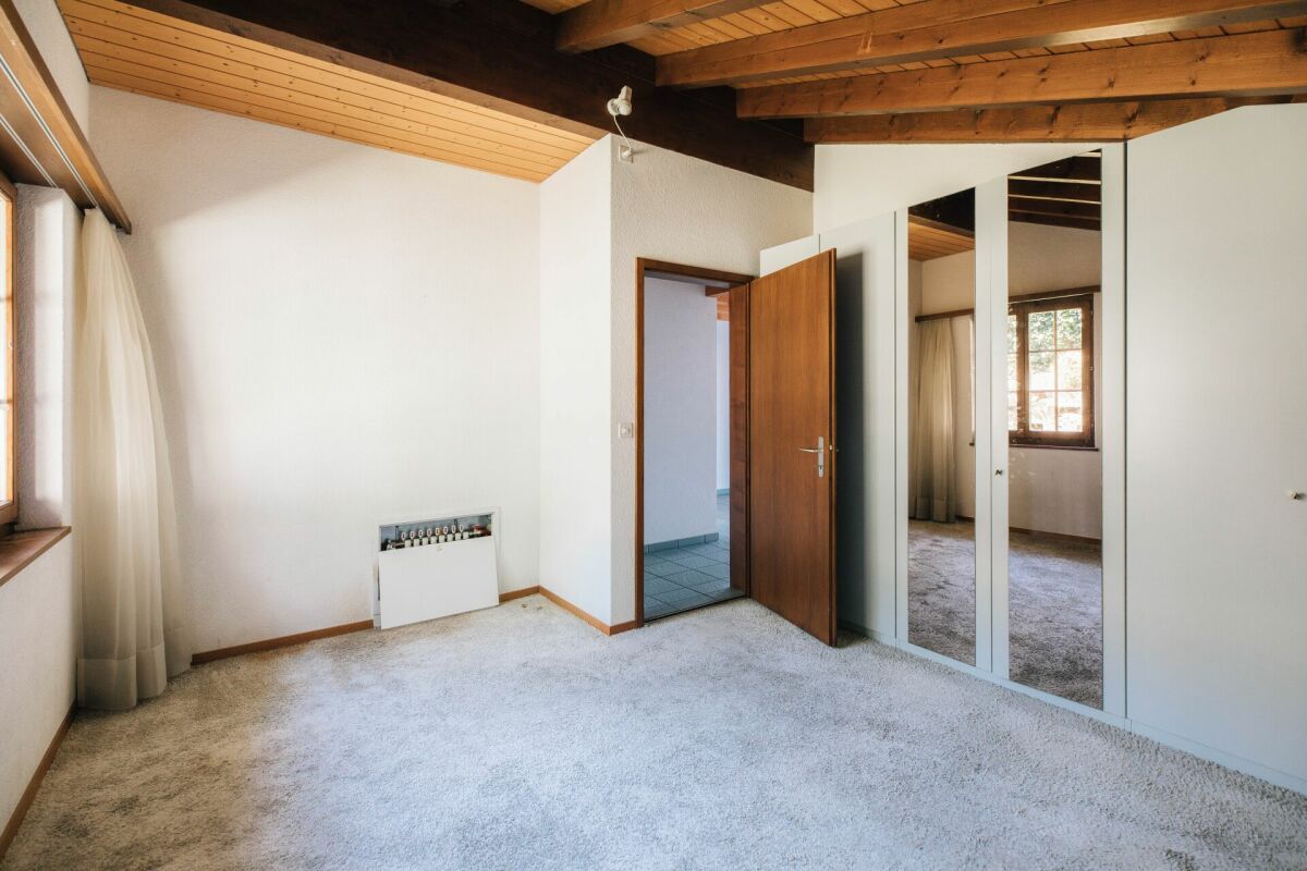 Helles Schlafzimmer mit Holzdecke