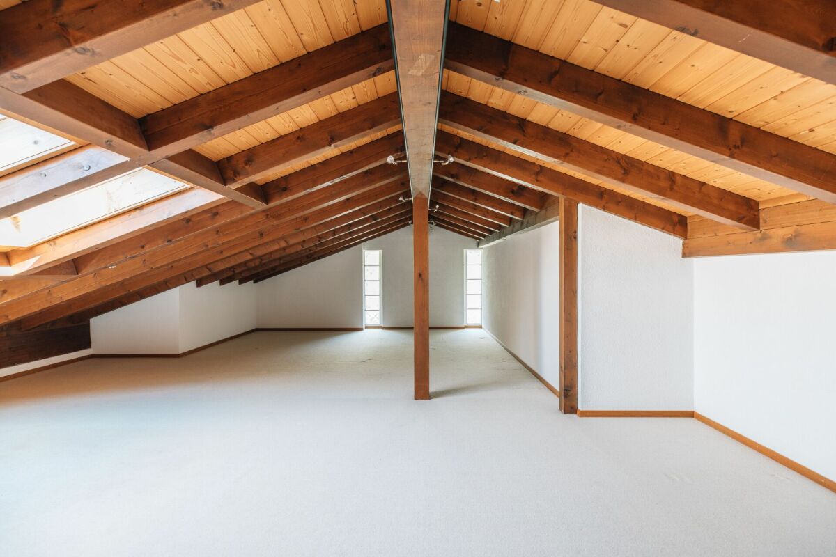 Ausgebauter Dachboden mit sichtbaren Holzbalken