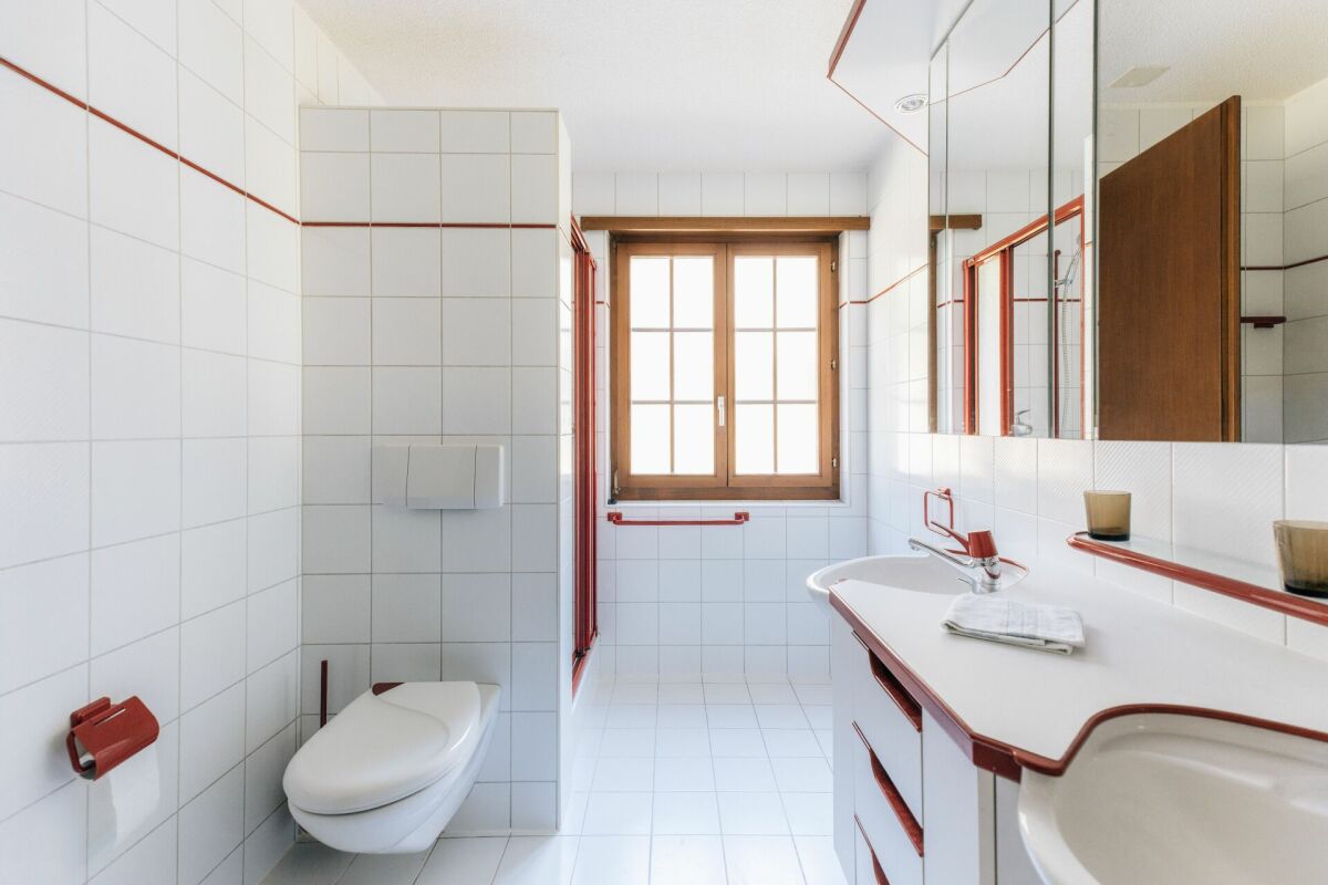 Badezimmer mit roten Akzenten