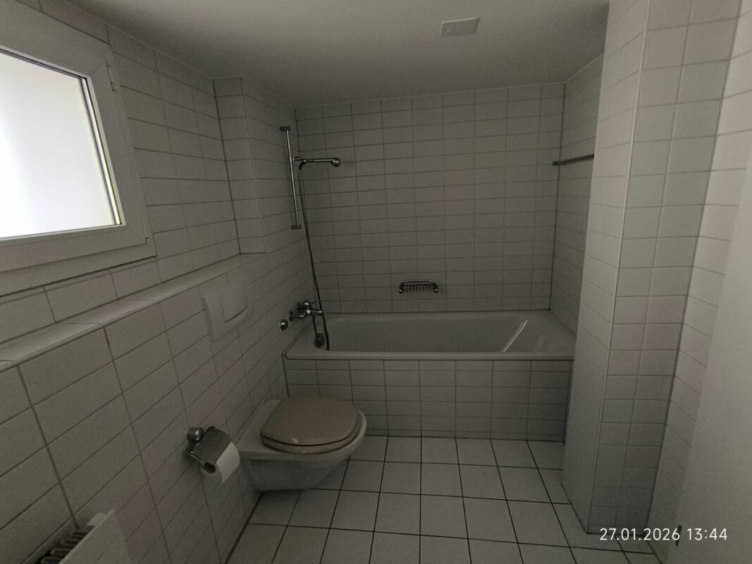 Badezimmer mit Wanne und WC