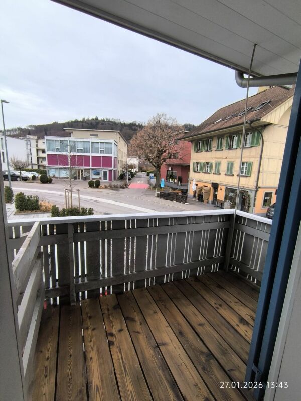 Balkon mit Straßenblick