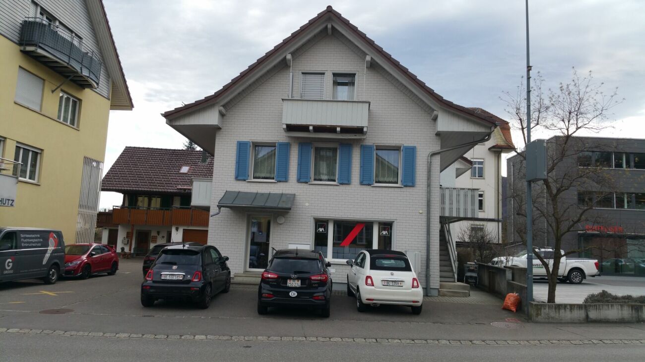 Wohnhaus mit Satteldach an Straße