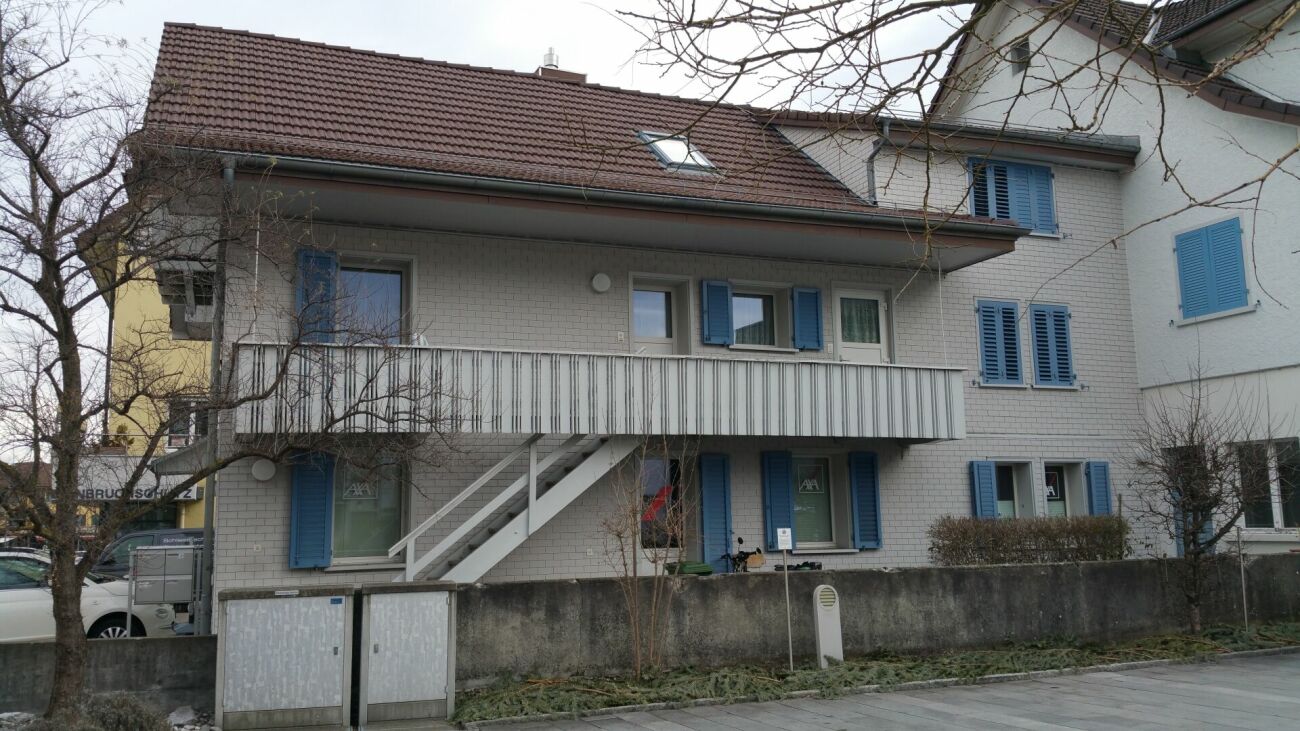 Mehrfamilienhaus mit Balkon und Satteldach