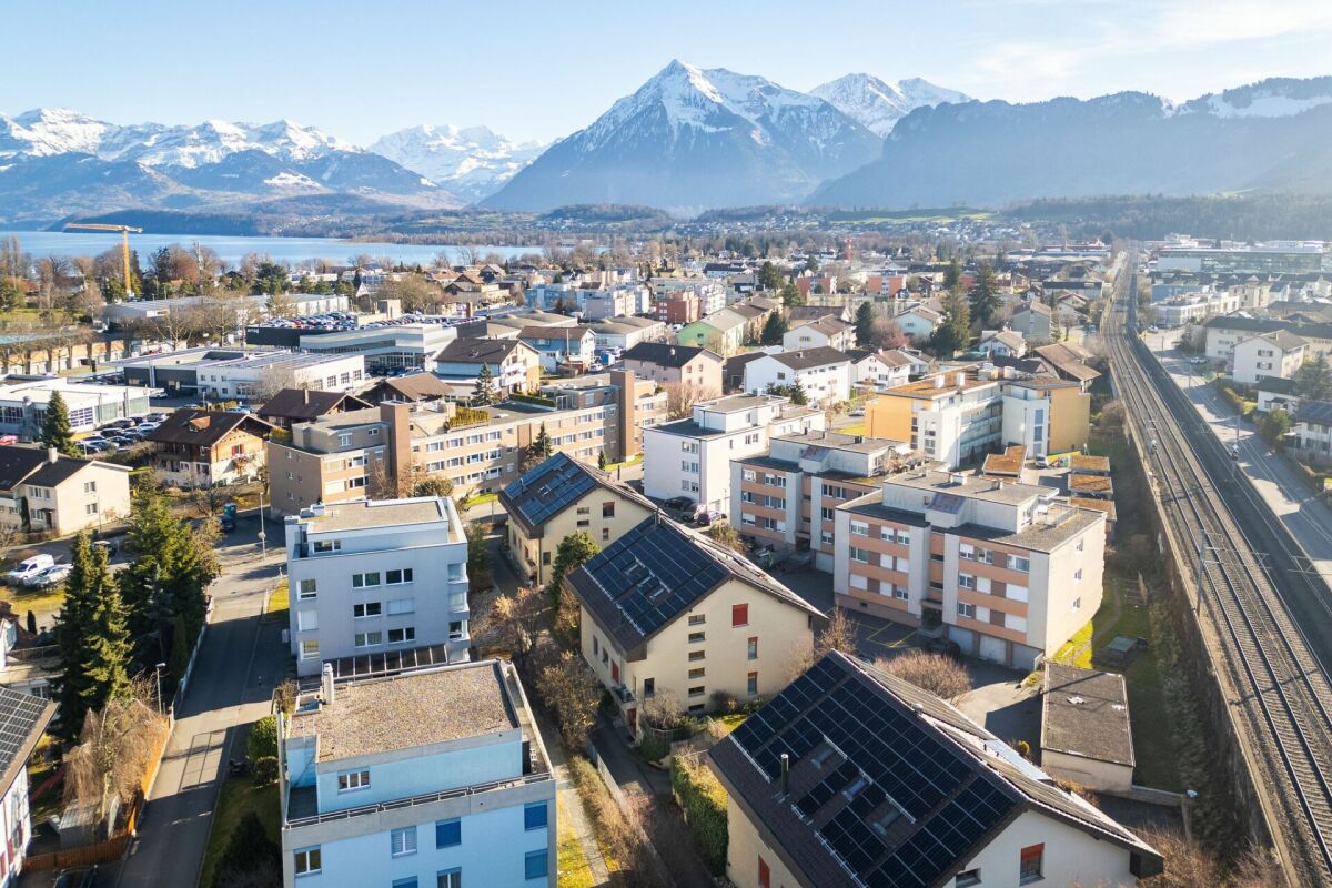 Stadt- und Bergpanorama mit See