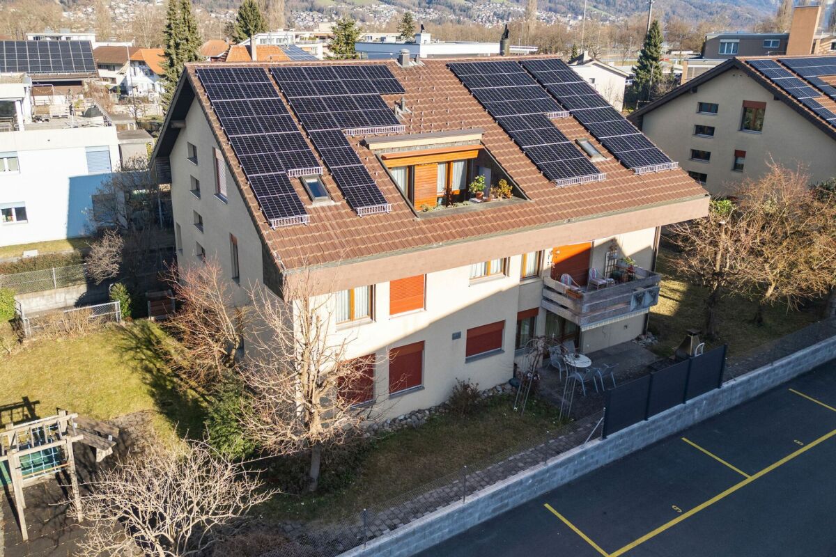 Drohnenaufnahme eines Mehrfamilienhauses mit Solardach