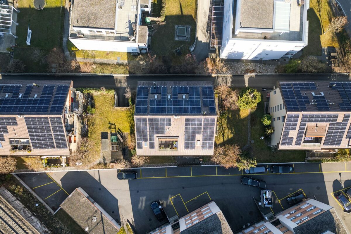 Luftaufnahme von Wohnhäusern mit Solardächern