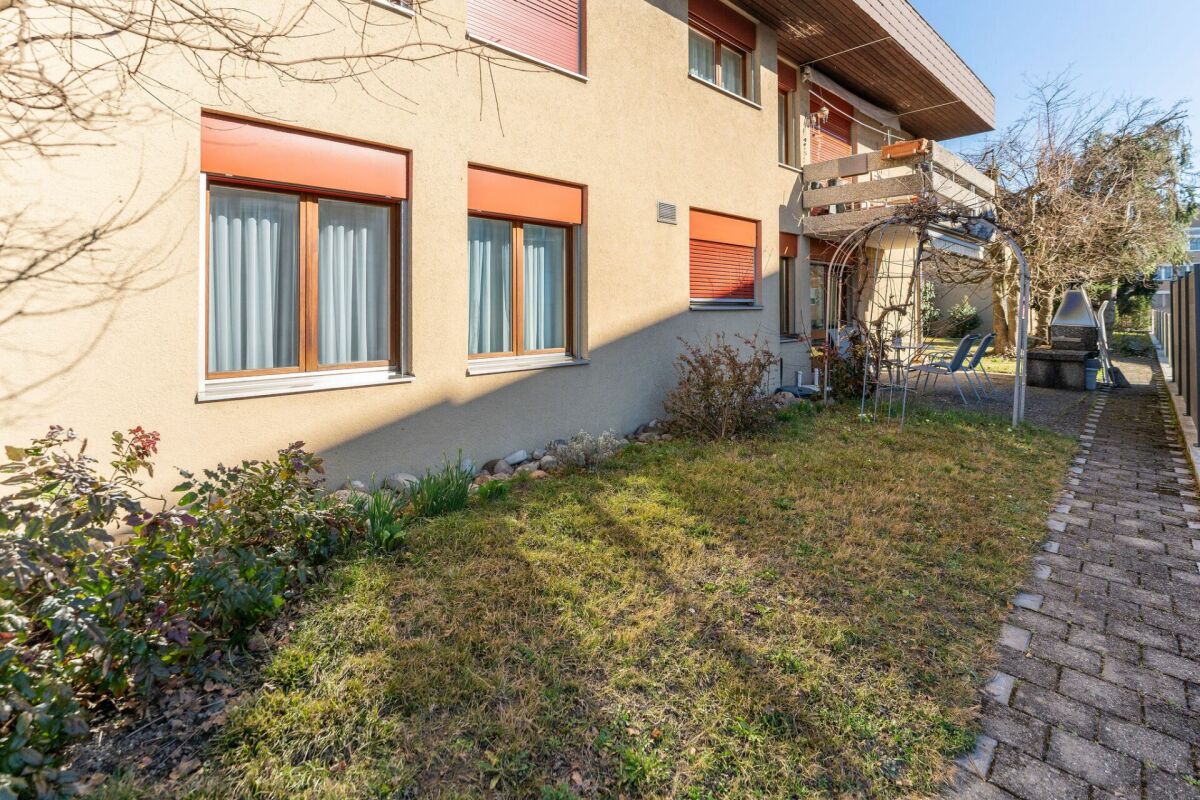 Außenansicht eines Wohnhauses mit Garten