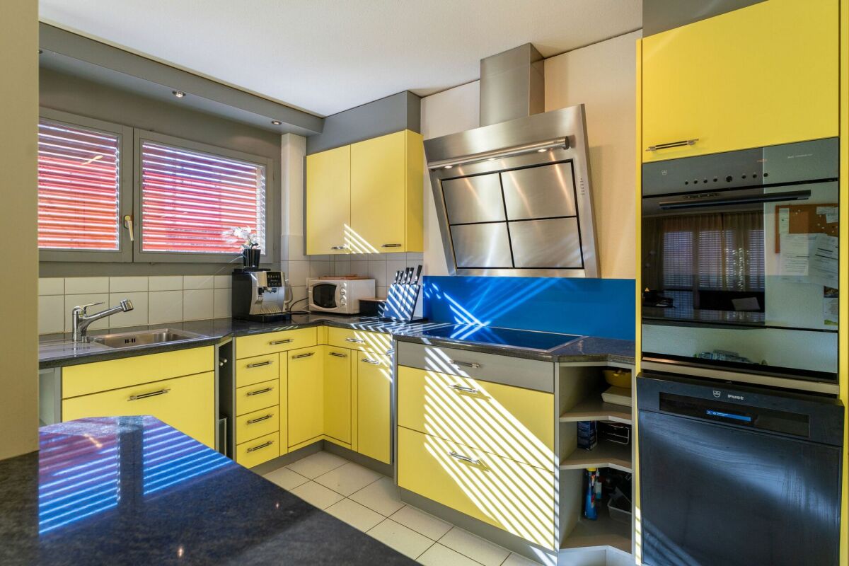 Moderne gelbe Küche mit Geräten