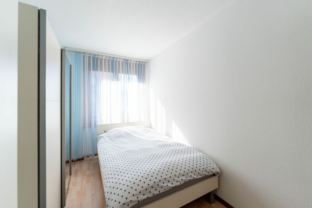 Schmales Schlafzimmer mit Einzelbett