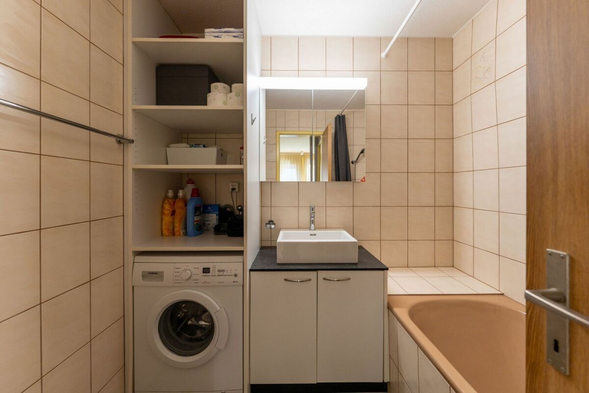 Badezimmer mit Badewanne und Waschtisch