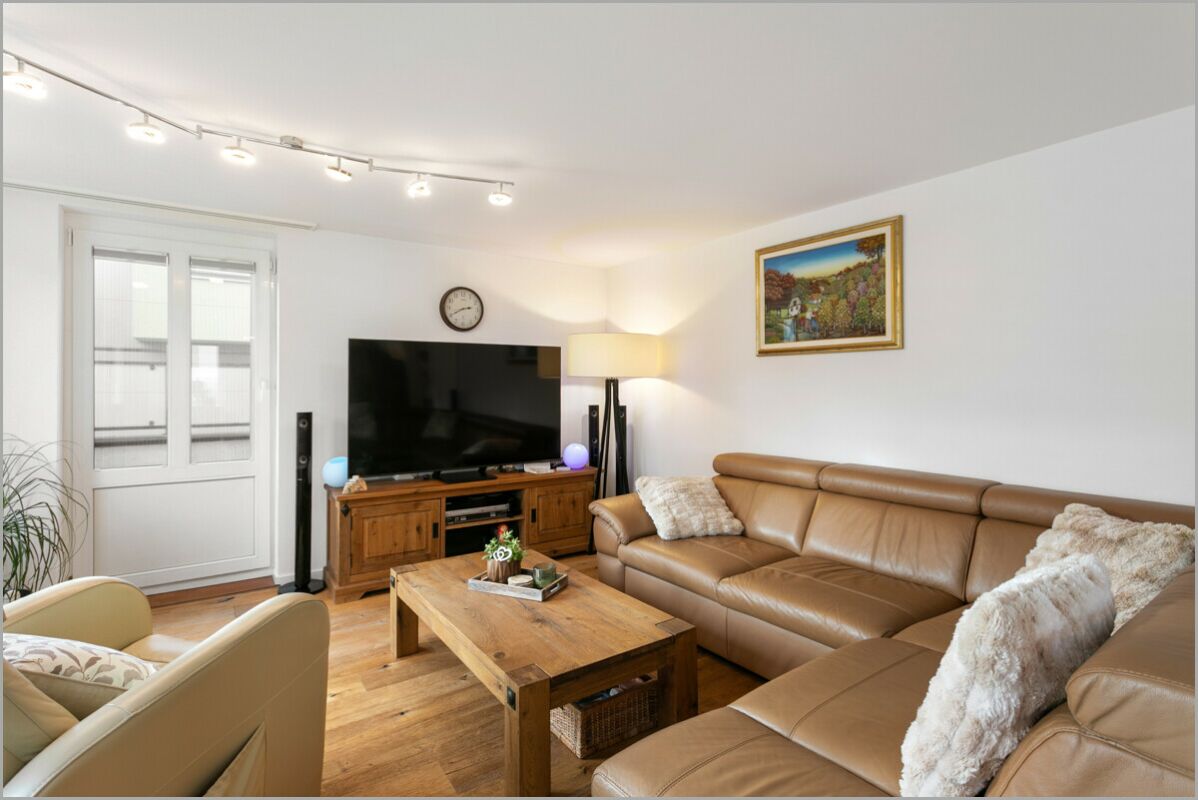 Wohnzimmer mit Leder-Ecksofa