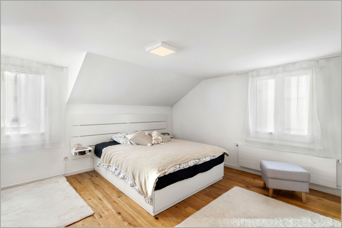 Helles Dachgeschoss-Schlafzimmer