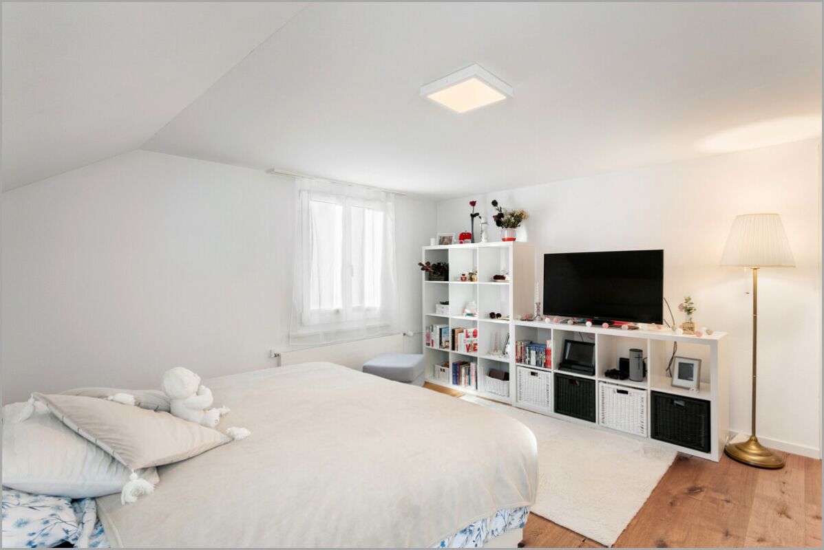 Helles Schlafzimmer mit weißer Einrichtung