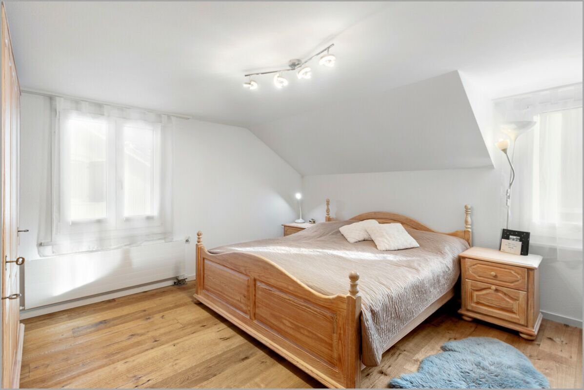 Helles Schlafzimmer mit Dachschräge