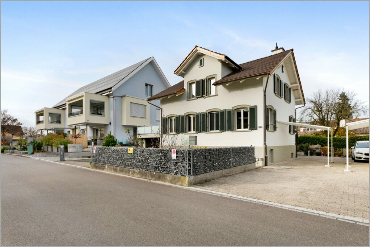 Wohnhausansicht an der Straße