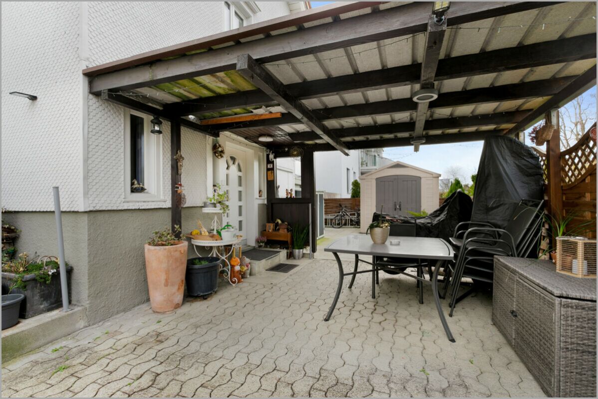 Überdachte Terrasse mit Sitzbereich
