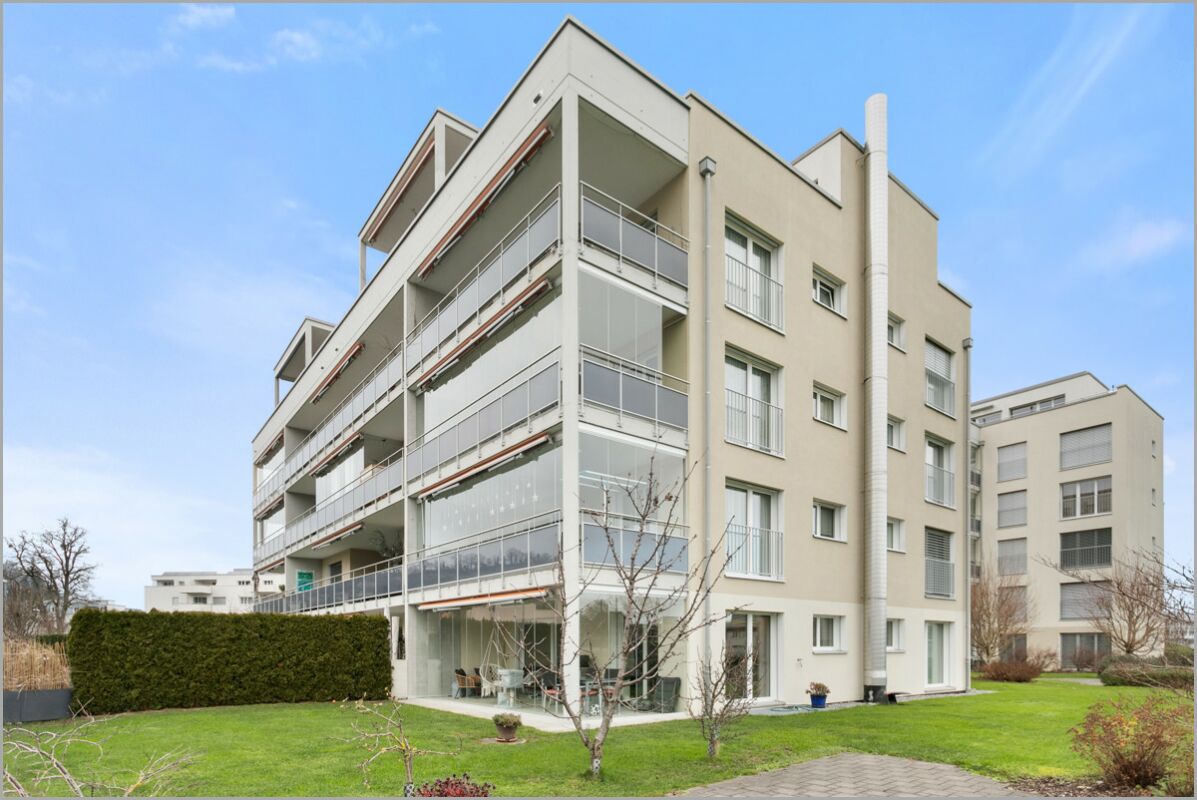 Mehrfamilienhaus mit Balkonen und Grünfläche