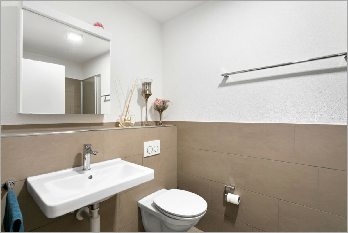 Gäste-WC mit Waschtisch und Wand-WC