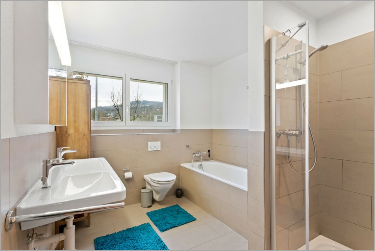 Modernes Badezimmer mit Badewanne und Dusche