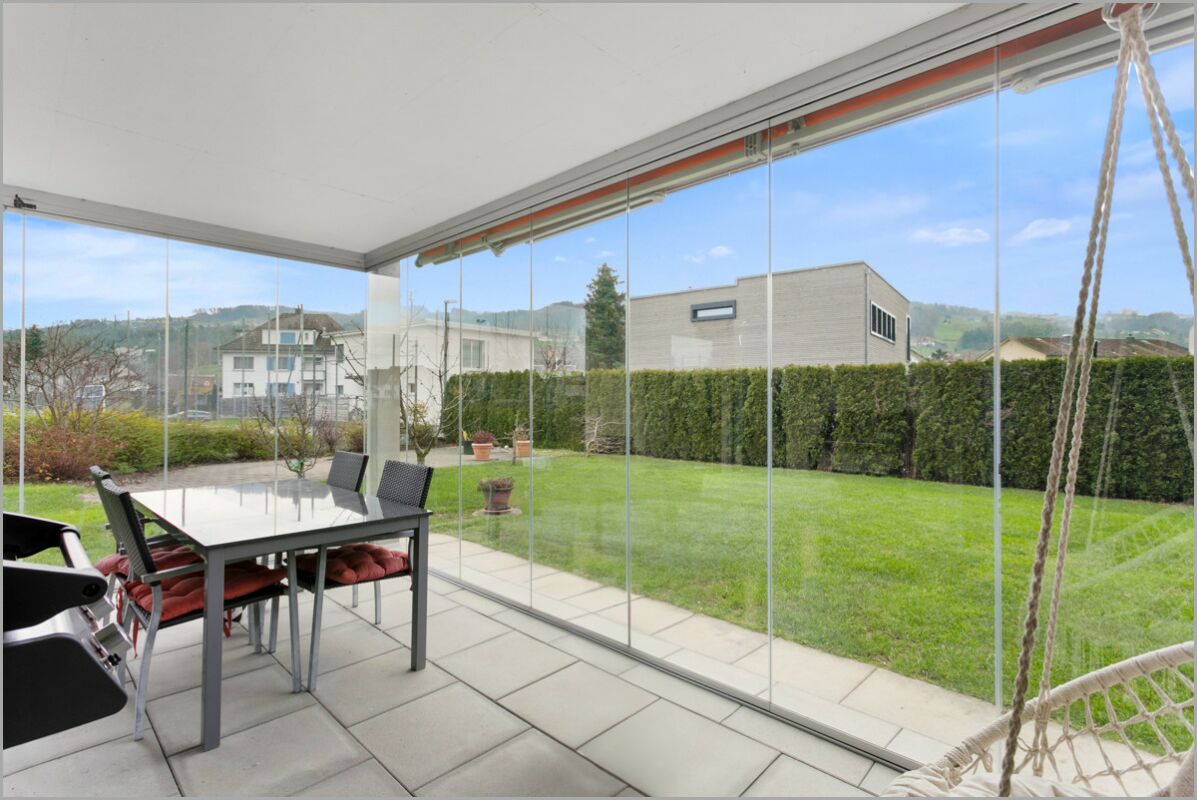 Überdachte Terrasse mit Gartenblick