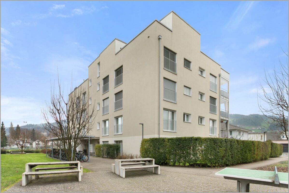 Mehrfamilienhaus mit Außenanlage