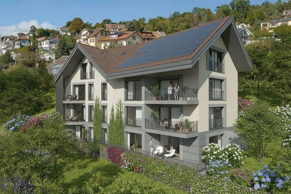 Mehrfamilienhaus mit Satteldach und Solarpaneelen