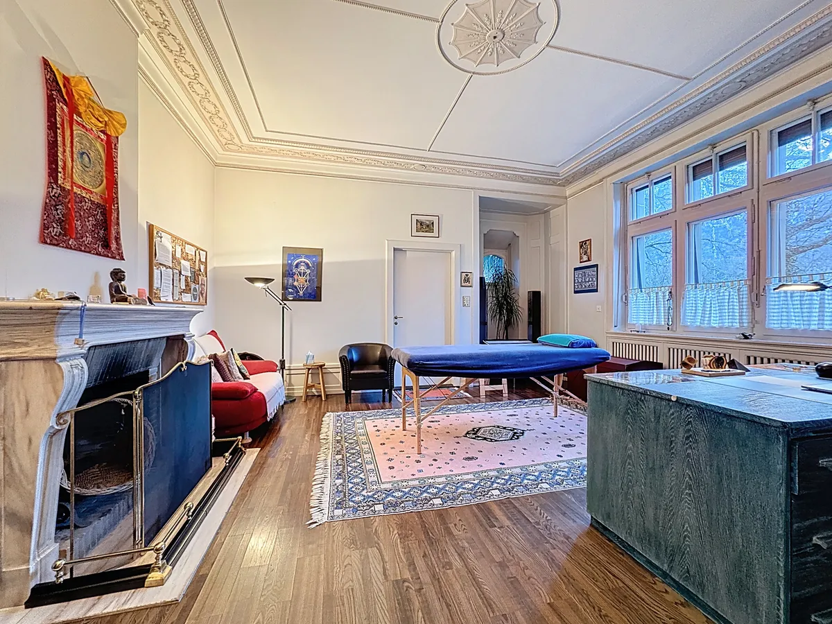 Historischer Wohnraum mit Kamin und Bett