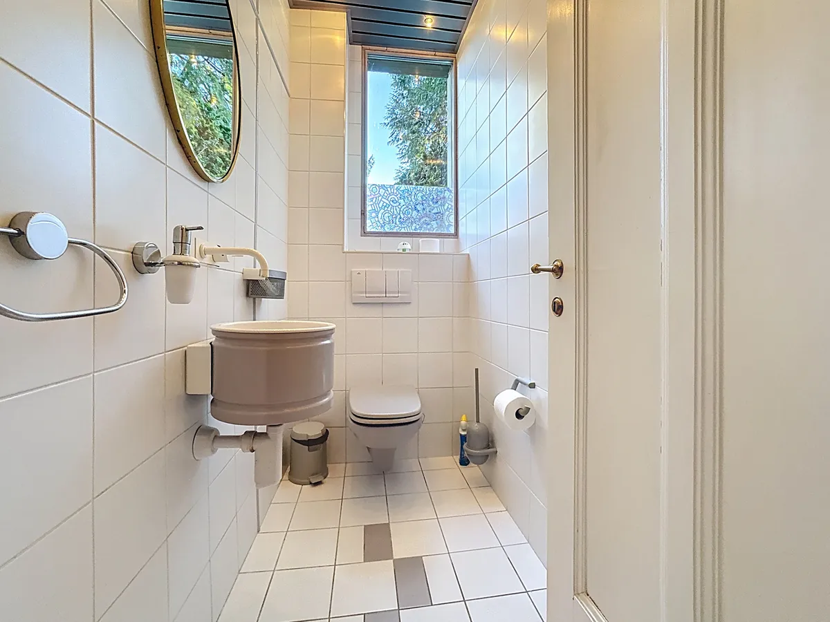Gäste-WC mit Fenster