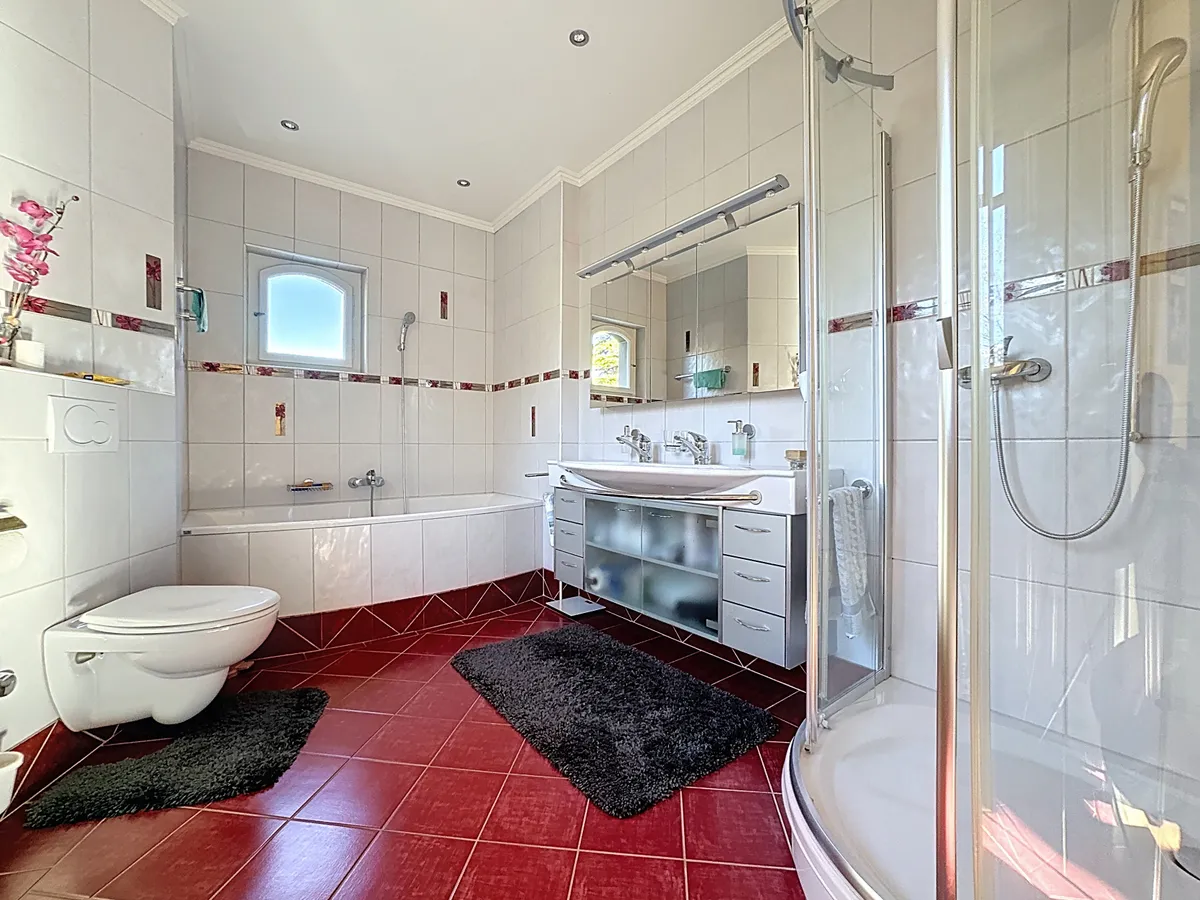 Modernes Badezimmer mit Dusche und Badewanne