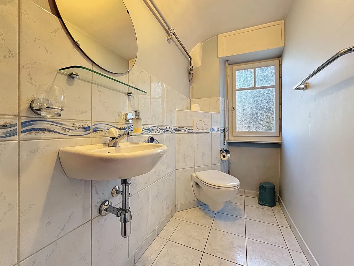 Kleines Gäste-WC mit Waschbecken und Fenster