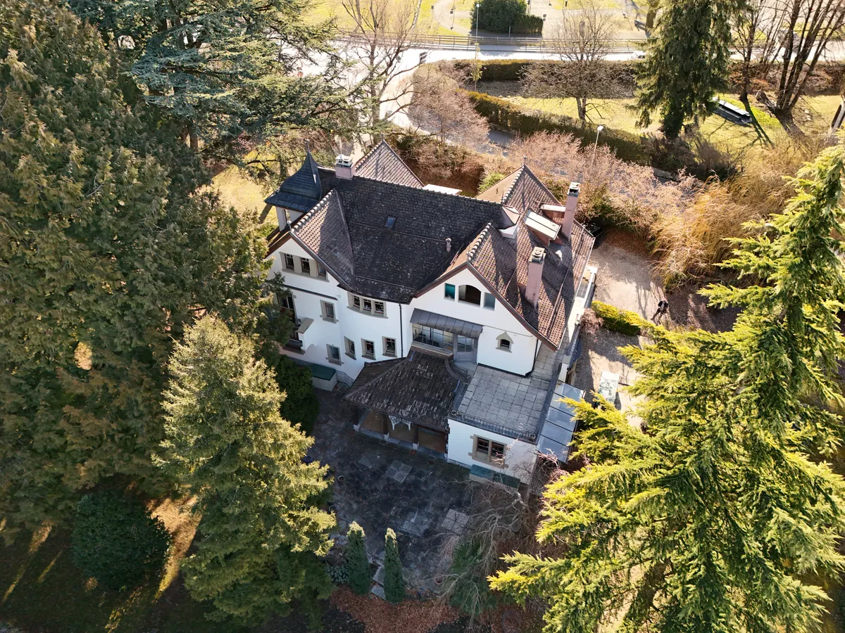 Luftaufnahme eines großen Hauses im Grünen