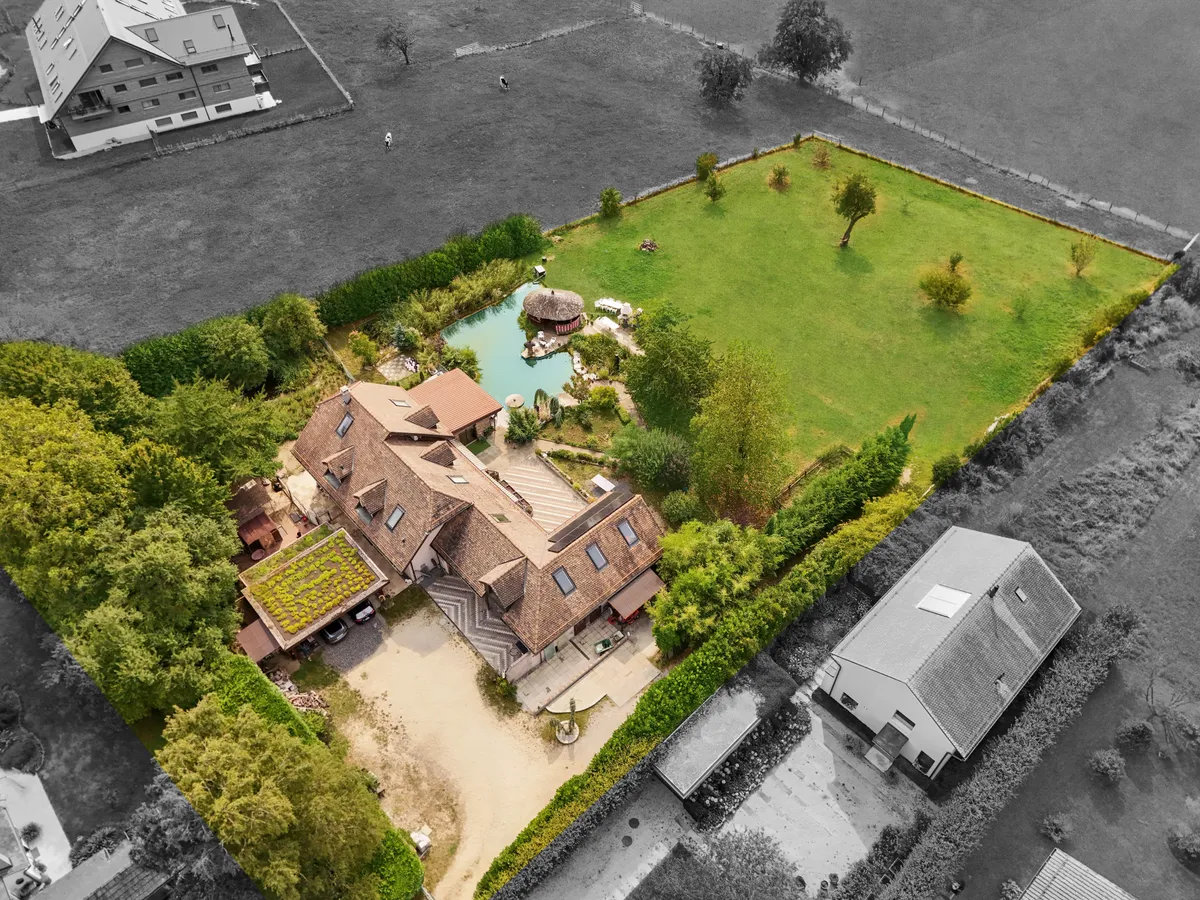 Luftaufnahme eines großen Grundstücks mit Wohnhaus, Garten und Teichanlage