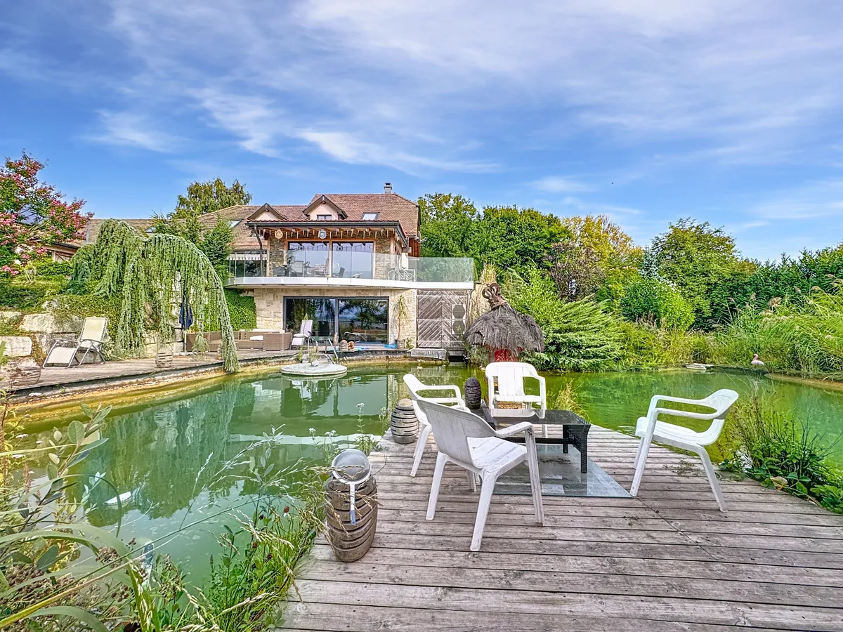 Garten mit Teich und Hausansicht