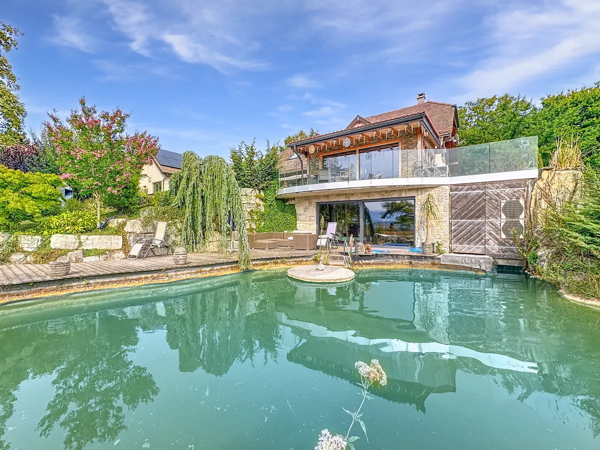 Außenansicht eines Hauses mit Pool und Garten