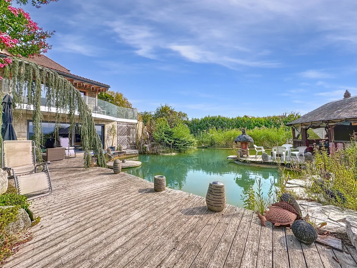Garten mit Teich und Holzdeck