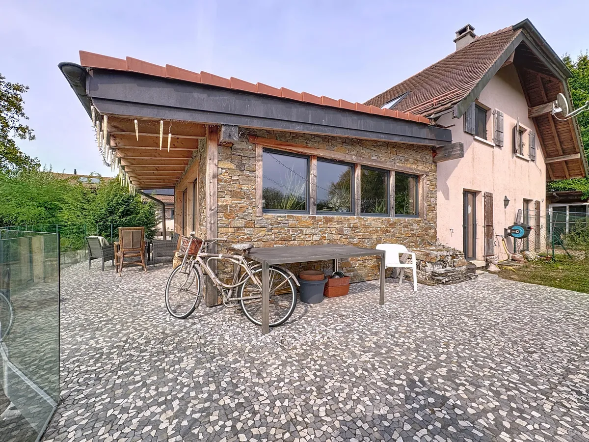 Außenansicht eines Hauses mit Terrasse