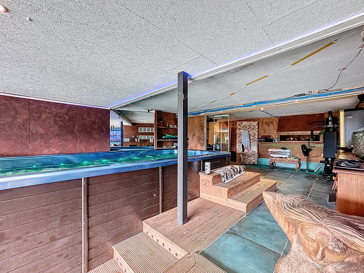 Innenraum mit Pool-/Spa-Bereich